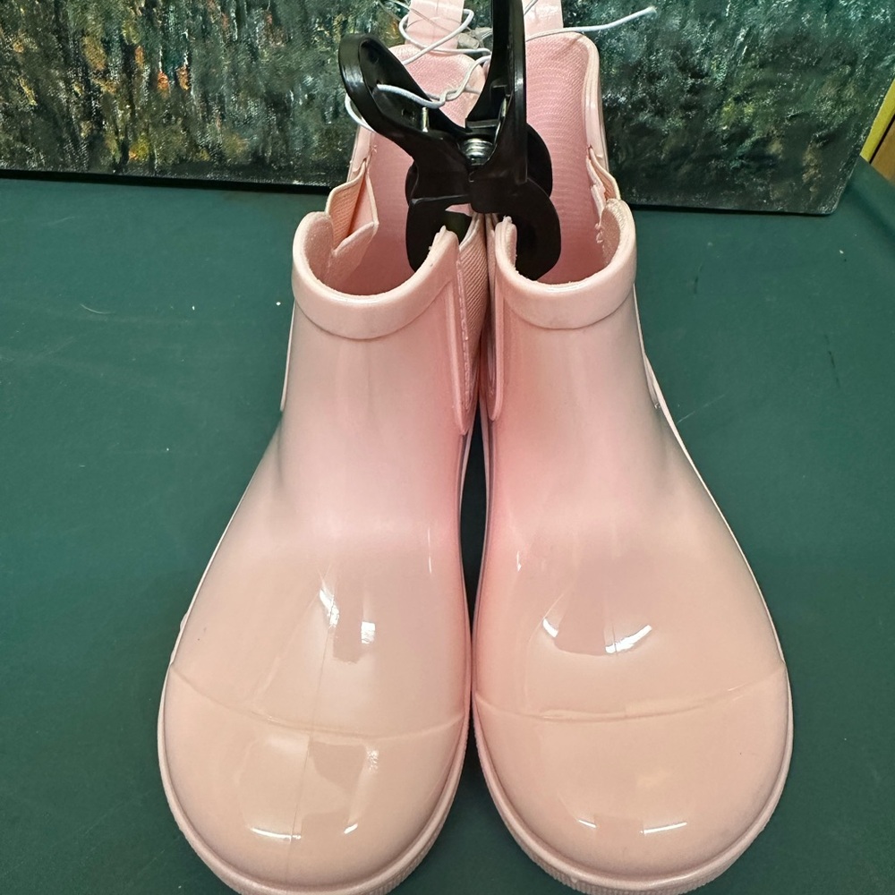 BRAND NEW PINK BEARPAW RAINBOOTS (SIZE 10)